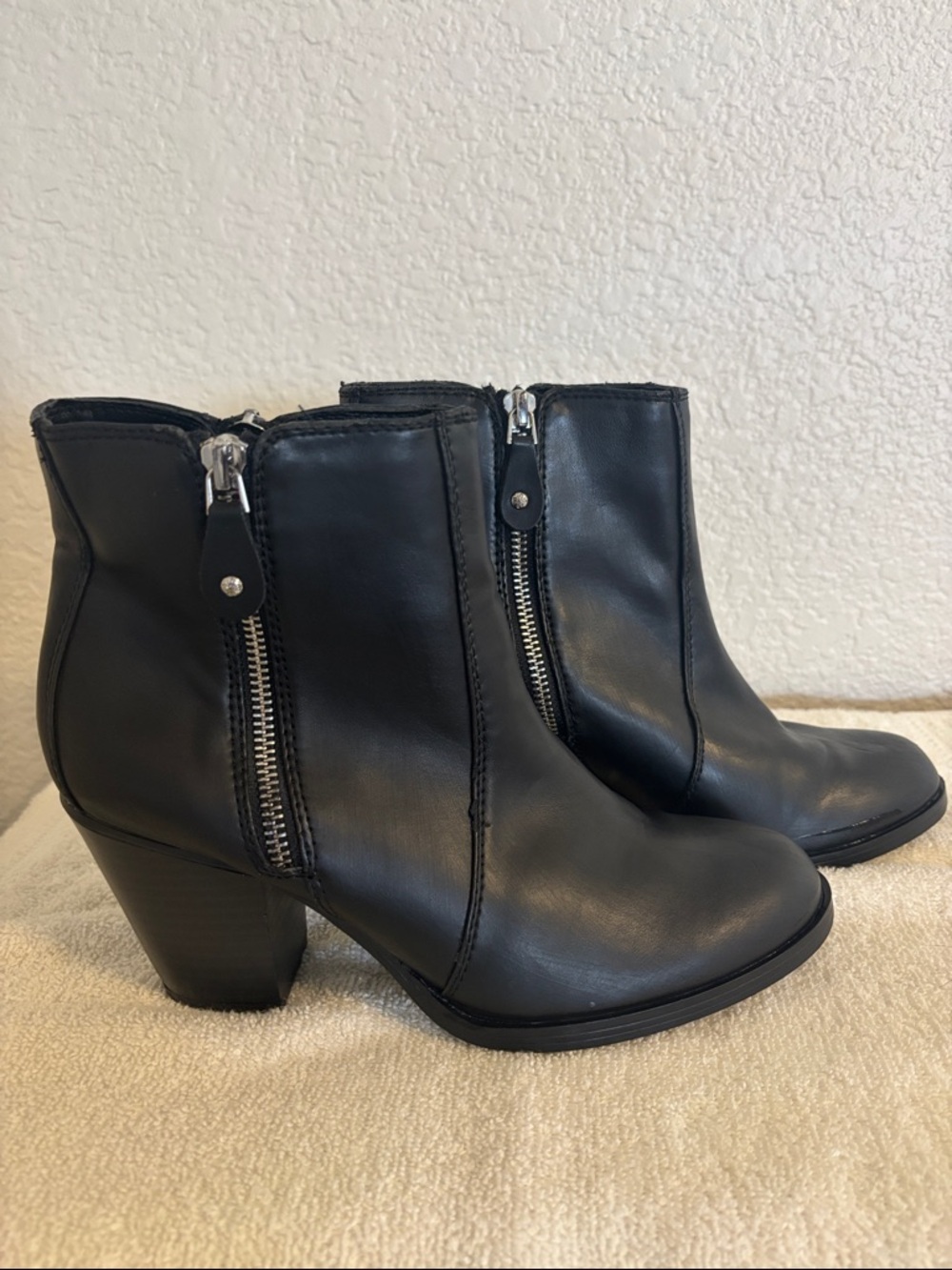 Simply Vera Vera Wang Black Leather Zip Ankle Booties
